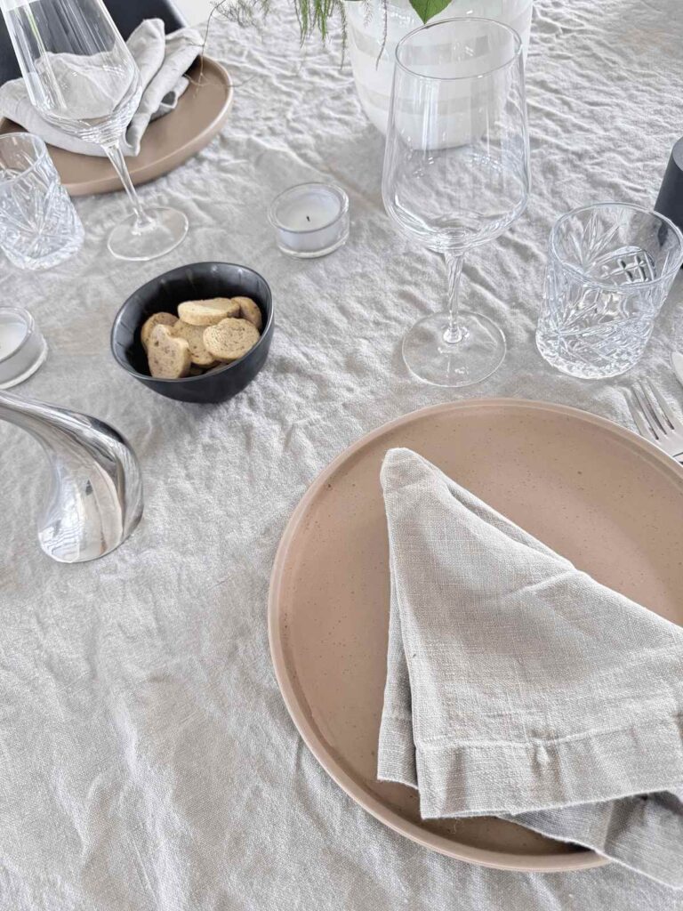 Natural Textiles i table setting